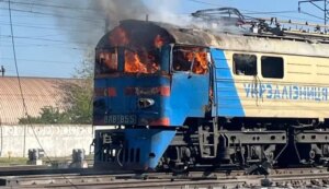 Пошкоджений локомотив вантажного поїзда після удару російського дрона на Дніпропетровщині