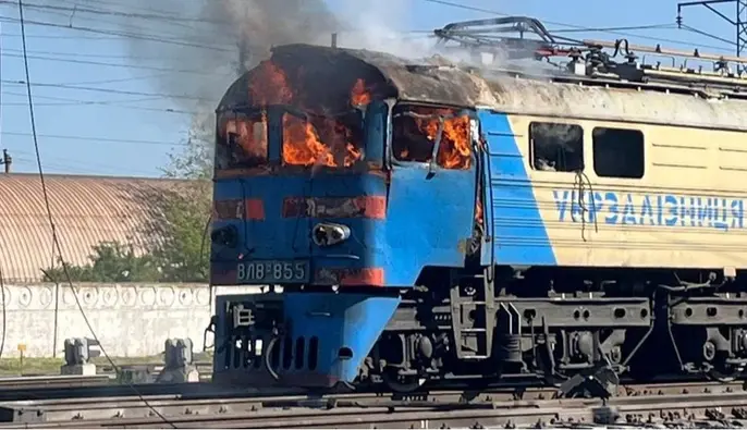 Російський дрон влучив у локомотив вантажного поїзда на Дніпропетровщині