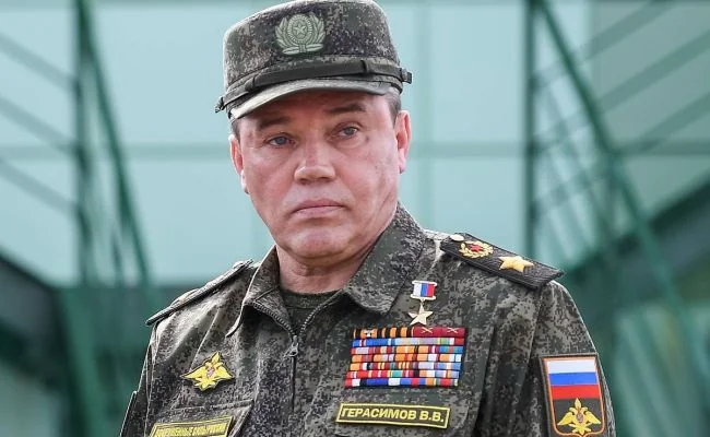 Генерал Валерій Герасимов у формі, обвинувачений СБУ у воєнних злочинах