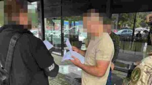 Співробітник ДБР з документами у справі сержанта зі Скелі
