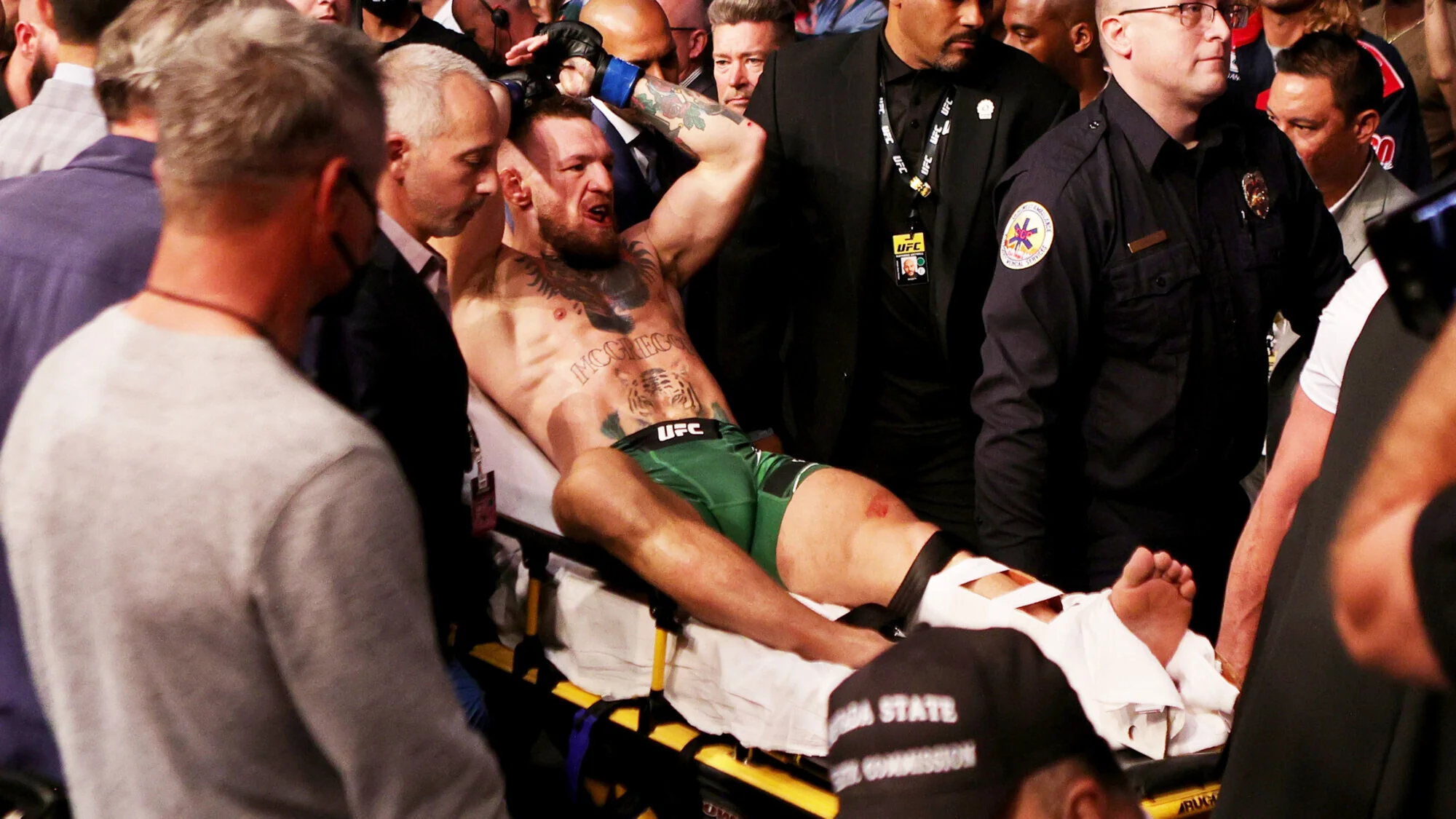 Конор Макгрегор на ношах після травми коліна на UFC 329