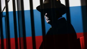 Экс-офицер Италии за решеткой на фоне флага РФ в шпионском скандале