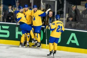 Гравці збірної України з хокею святкують тріумф на ЧС