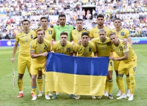 Сборная Украины по волейболу держит флаг перед матчем в Лиге наций