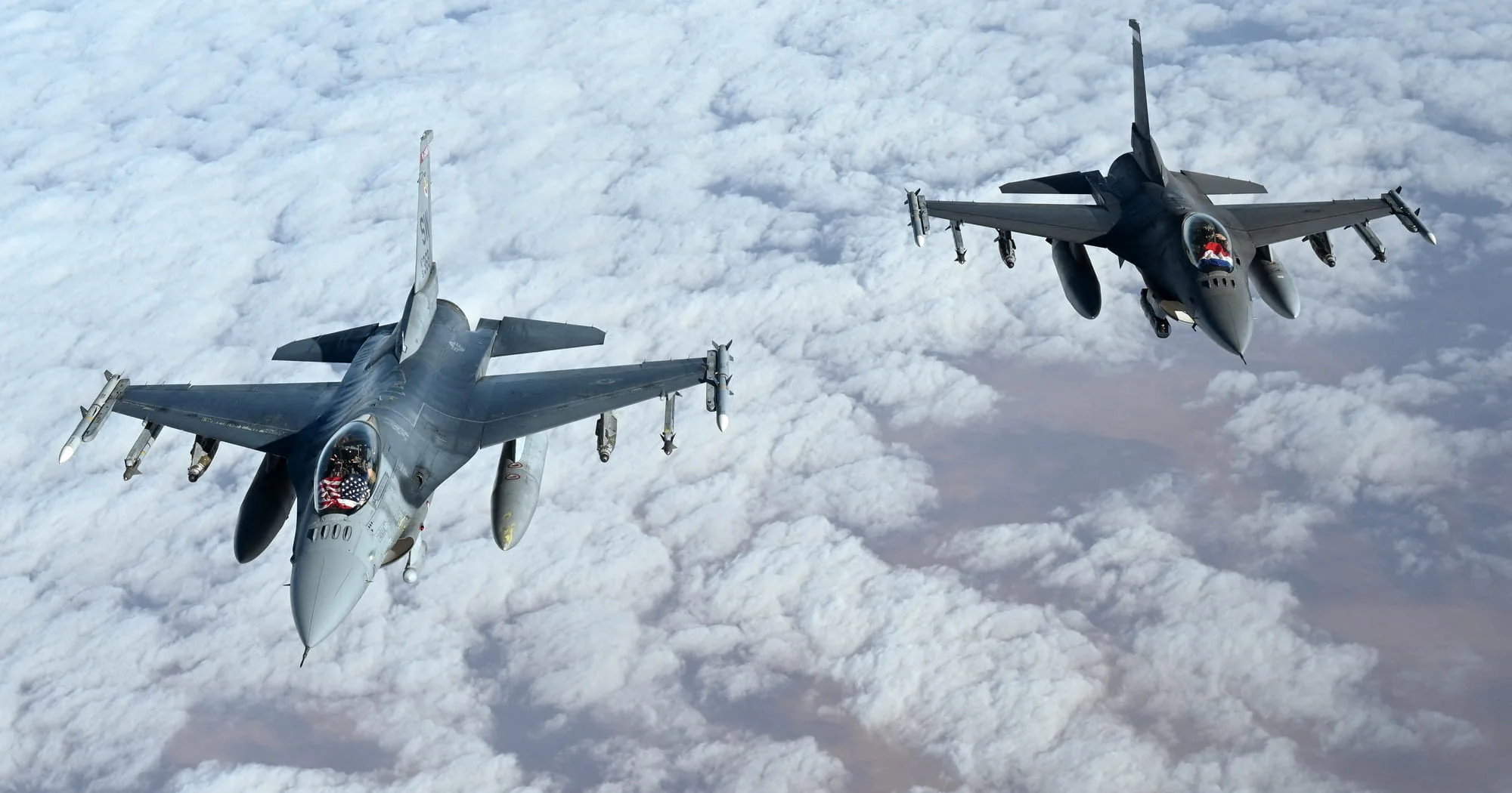 Два истребителя F-16 летят над облаками для Украины