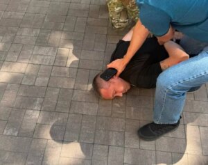 Мужчина имитирует выстрел в голову жертвы во время убийства братьев Мосейчуков