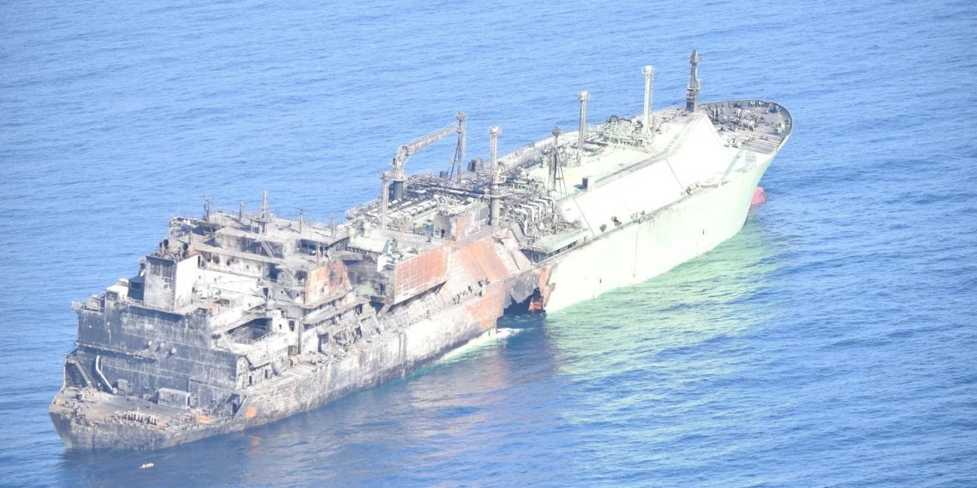 Пошкоджений танкер РФ тіньового флоту в Азовському морі після удару