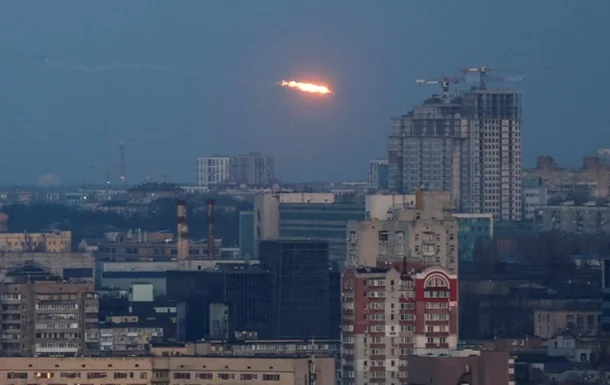 Ракета в небі над багатоповерхівками Києва під час нічного удару