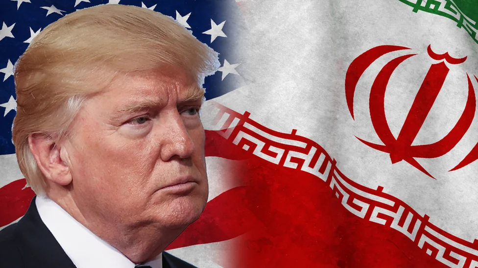 Дональд Трамп на тлі прапора США поруч з іранським прапором