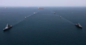 Військові кораблі США патрулюють Ормузьку протоку серед торговельних суден