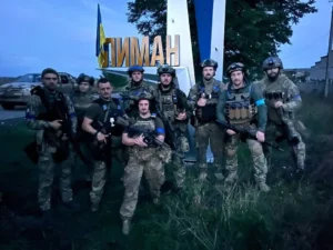 Українські військові біля вказівника Лиман на Донеччині