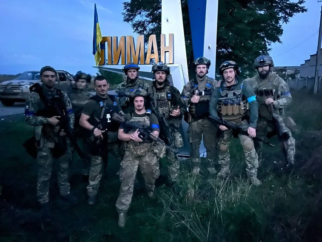 Українські військові біля вказівника Лиман на Донеччині