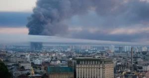 Стовп диму над Києвом після масованого удару РФ по столиці