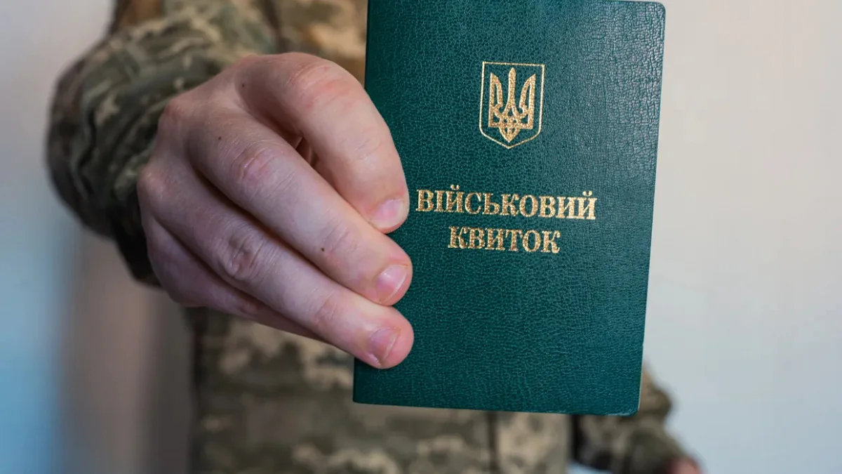 Военный билет в руках для снятия розыска по правилу бронирования