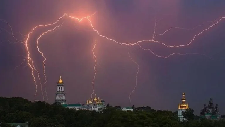 У Києві оголосили жовтий рівень небезпеки через грози