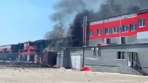 Пошкоджене відділення Нової пошти в Запоріжжі після атаки дронів РФ
