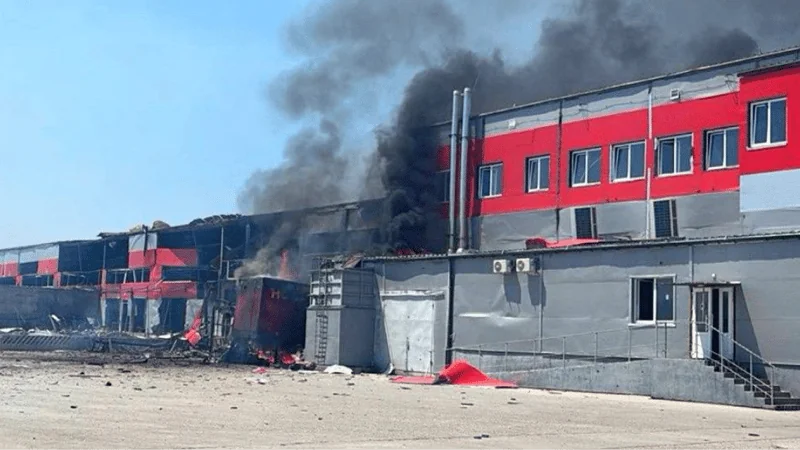 Пошкоджене відділення Нової пошти в Запоріжжі після атаки дронів РФ