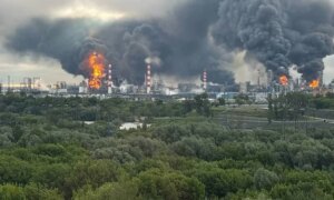 Хімічний завод РФ з полумям і густим чорним димом над лісом
