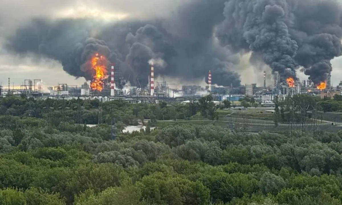 Хімічний завод РФ з полумям і густим чорним димом над лісом