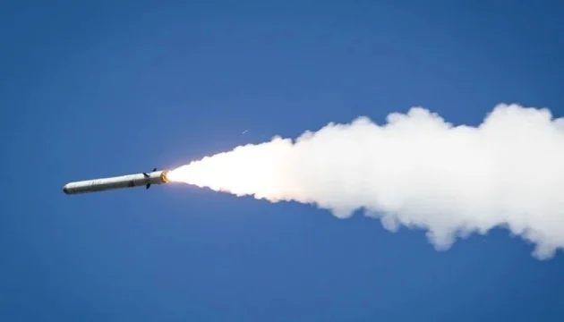 Балістична ракета України в польоті з вогняним слідом