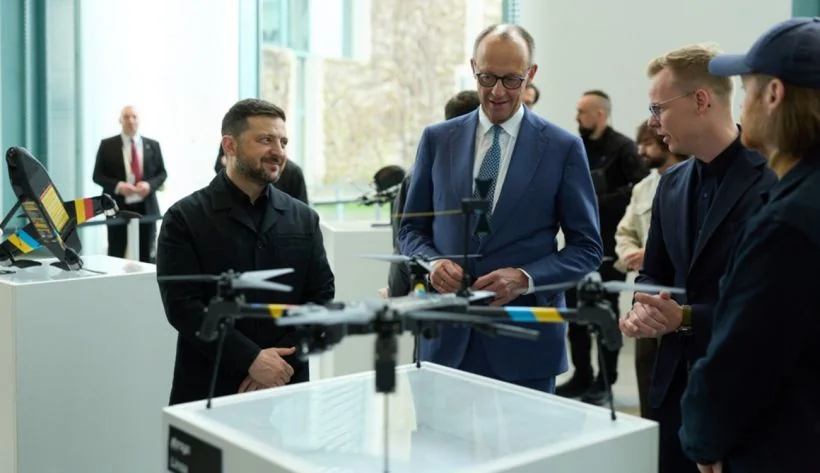 Володимир Зеленський та естонські посадовці оглядають дрони на зустрічі Drone Deal