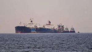 Танкер теневого флота РФ в Чёрном море после атаки дронов