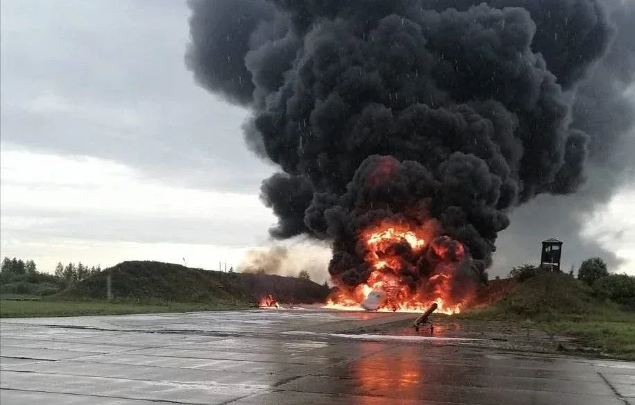 Вибух і пожежа на аеродромі Гвардійське після удару українських дронів