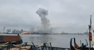 Густой дым над водой после атаки дрона на корабль «Изумруд» возле Новороссийска