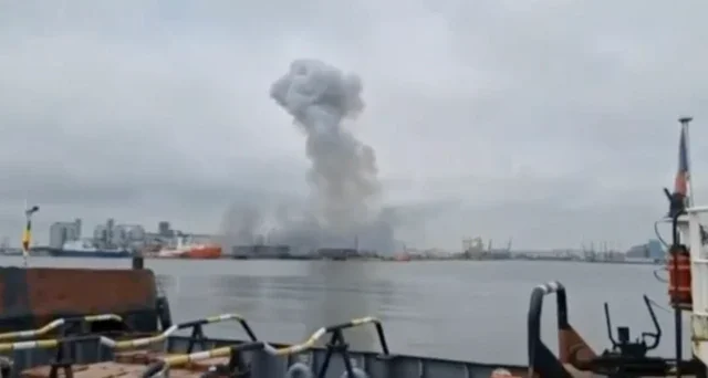 Густой дым над водой после атаки дрона на корабль «Изумруд» возле Новороссийска