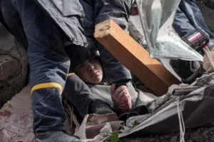 Рятувальники дістають Ернана Гіля з-під бетонних завалів після землетрусу