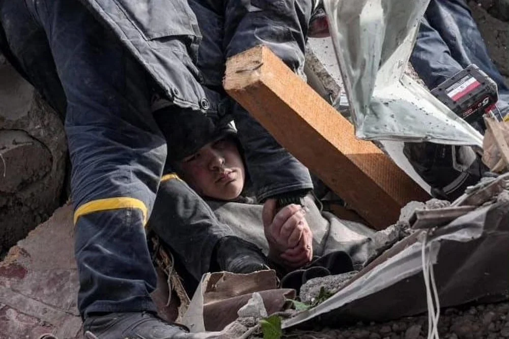 Рятувальники дістають Ернана Гіля з-під бетонних завалів після землетрусу