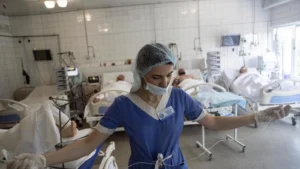 Медсестра в палаті лікарні на тлі погіршення здоровя українців через війну