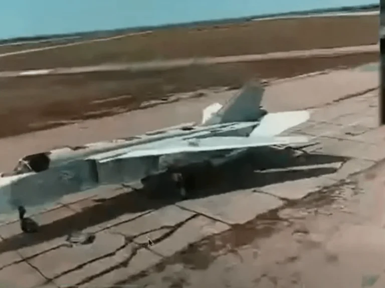 Уничтоженный Су-24М на аэродроме Саки в оккупированном Крыму