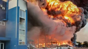 Пожежа та густий дим у Вишневому після обстрілів Росією