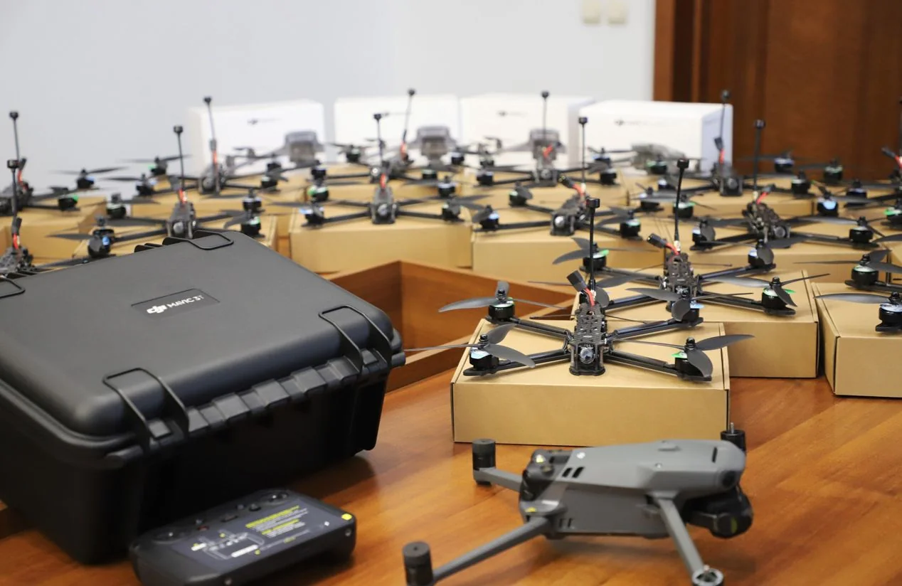 FPV-дроны в коробках на складе во время государственных закупок