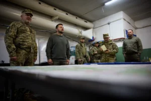 Зеленский с военными за картой во время совещания по обороне Харькова