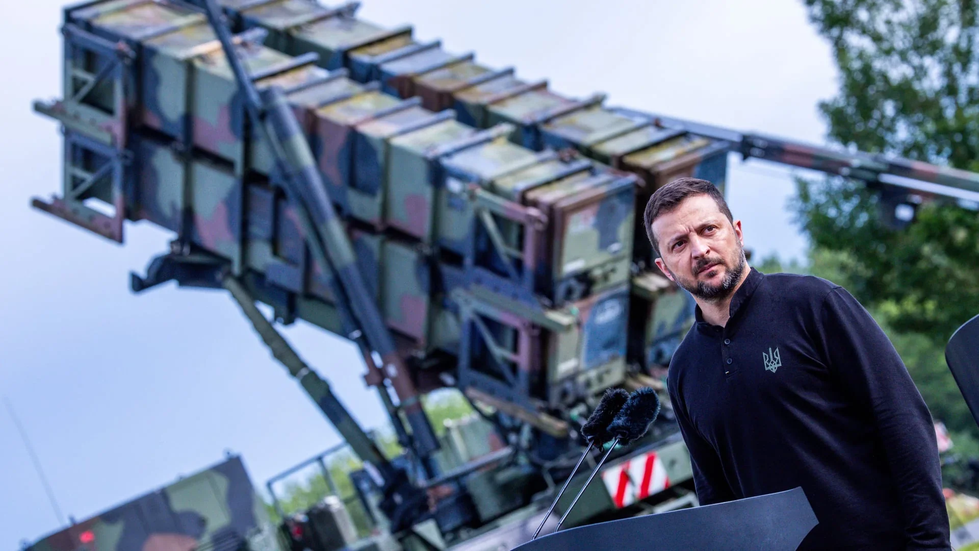 Володимир Зеленський біля пускової установки Patriot під час заяви про виробництво