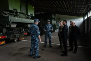 Зеленський обговорює посилення ППО з командуванням ВМС біля зенітних комплексів