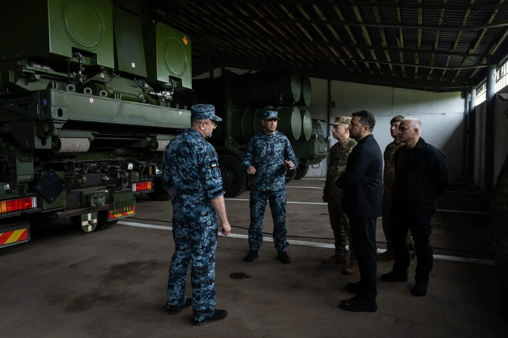 Зеленський обговорює посилення ППО з командуванням ВМС біля зенітних комплексів