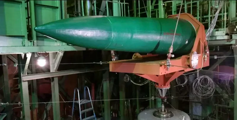 Балістична ракета на стенді в цеху українського оборонного заводу