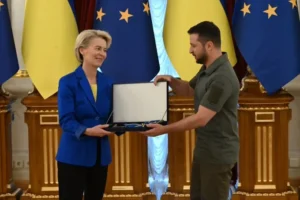 Зеленский вручает фон дер Ляйен орден Европы перед флагами ЕС и Украины