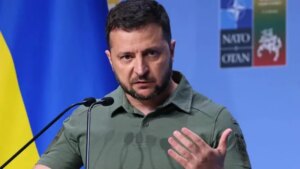 Зеленський вимагає від НАТО захисту неба України на брифінгу з логотипами Альянсу