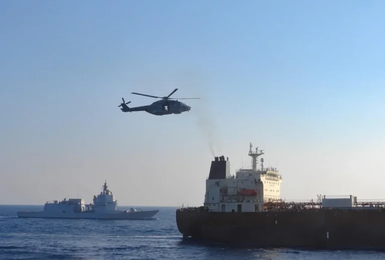 Высадка итальянских военных на танкер в Средиземном море
